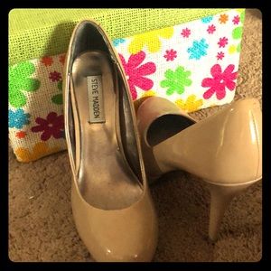 Steve Madden nude patent pumps